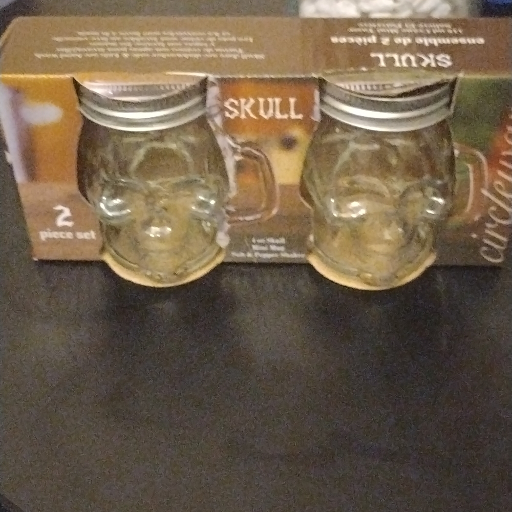 Skull salt and pepper shaker
